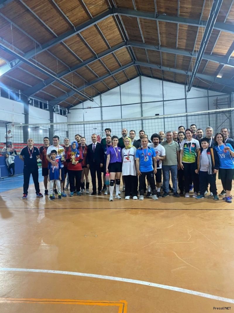 Voleybol turnuvasında Barbaros Kutlutaş Ortaokulu kazandı 1
