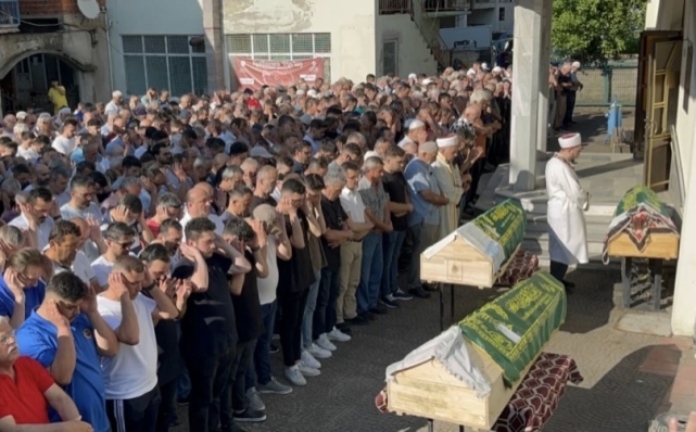 Baba, anne ve oğlu gözyaşları arasında defnedildi 2