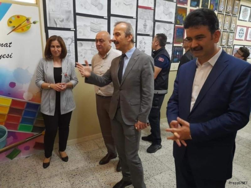 Gemiciler Ortaokulu görsel sanatlar sergisi gerçekleşti   1
