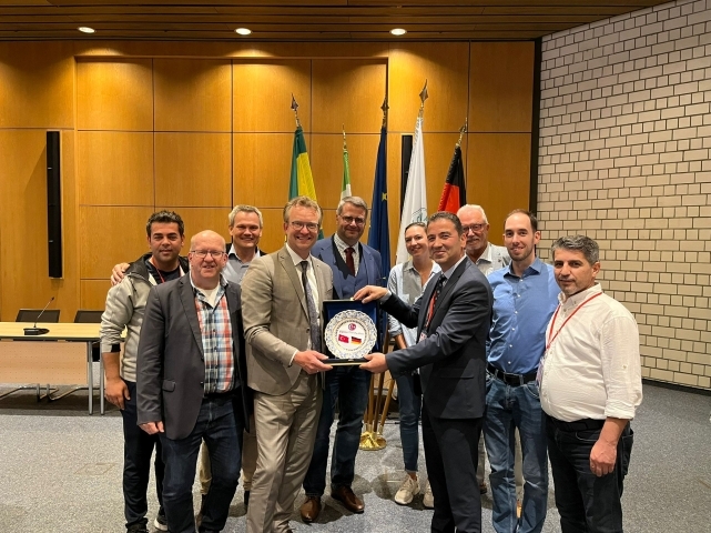 Lise öğrencileri Almanya'da deprem konutu için 6.500 Avroluk çek aldı 1