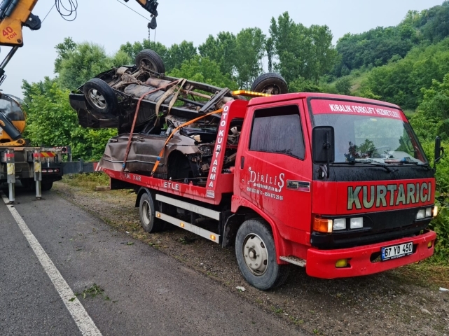 Direksiyon hakimiyeti kaybetti, tarlaya uçtu.. Yaralılar var! 4