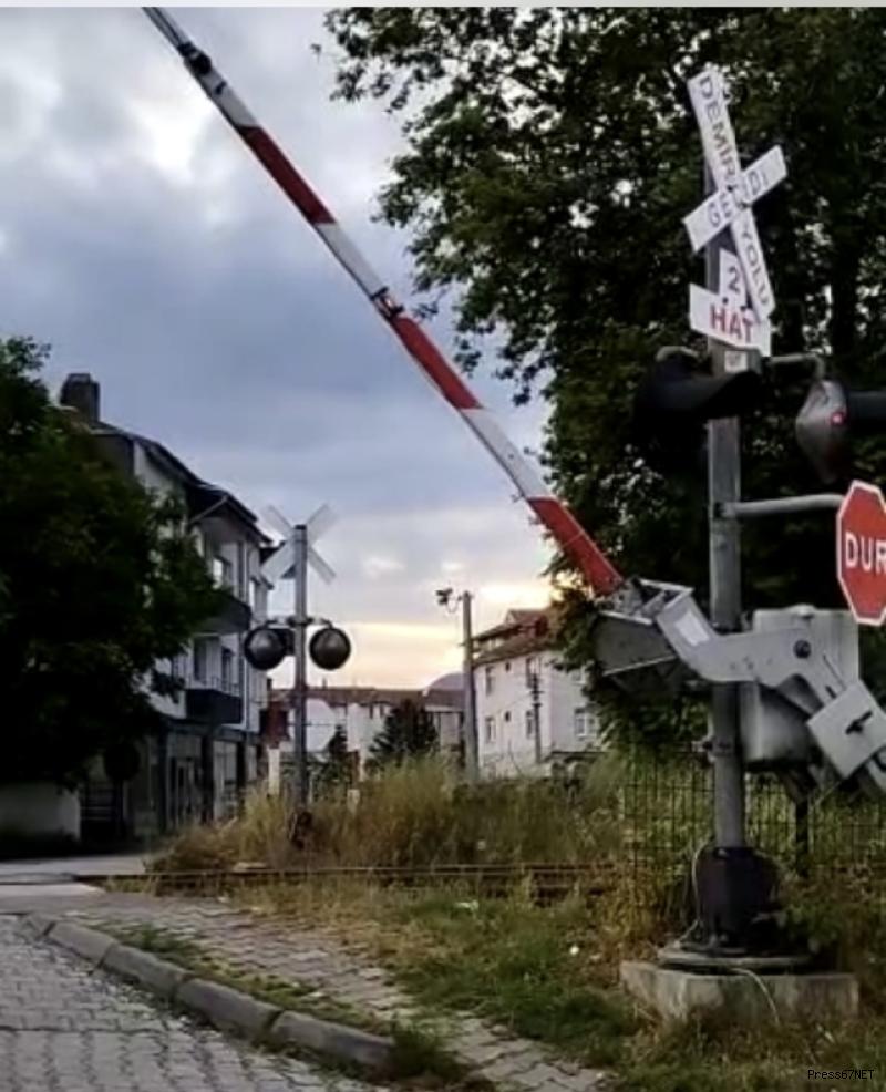 Vatandaş mağdur! Tren yolu hemzemin geçitin bariyer ve sinyali çalışmıyor   4