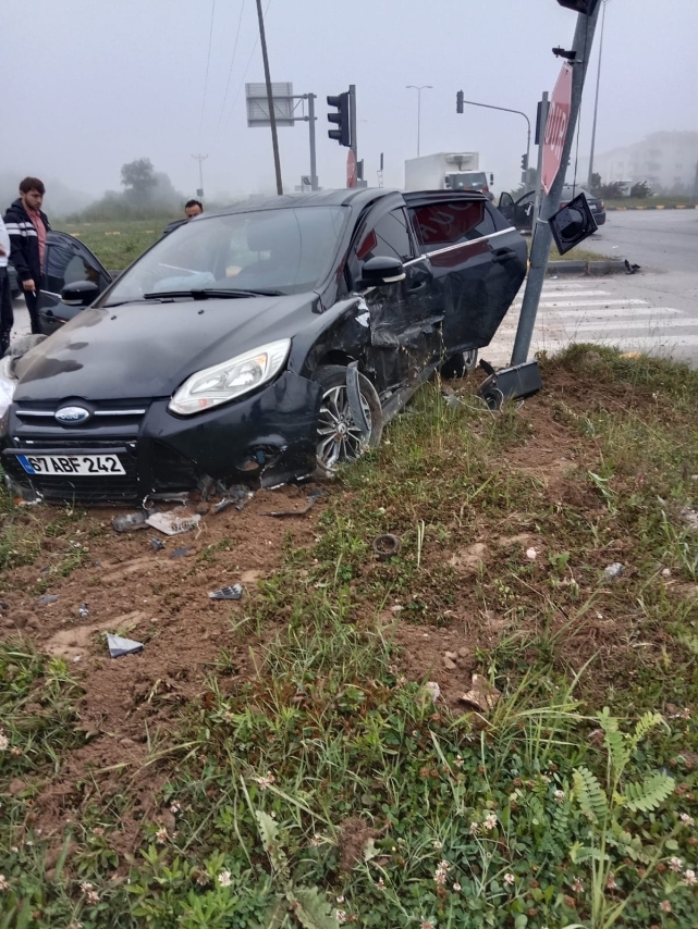 Kavşakta çarpıştılar: 1'i ağır 6 yaralı 1