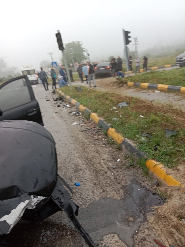 Kavşakta çarpıştılar: 1'i ağır 6 yaralı 3