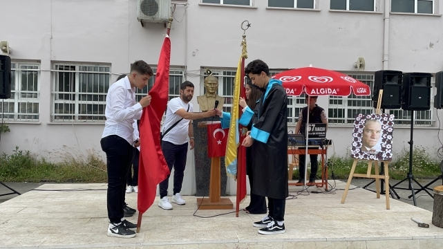 Saltukova ÇPAL öğrencileri kepleri havaya atarak mezuniyeti kutladı 3