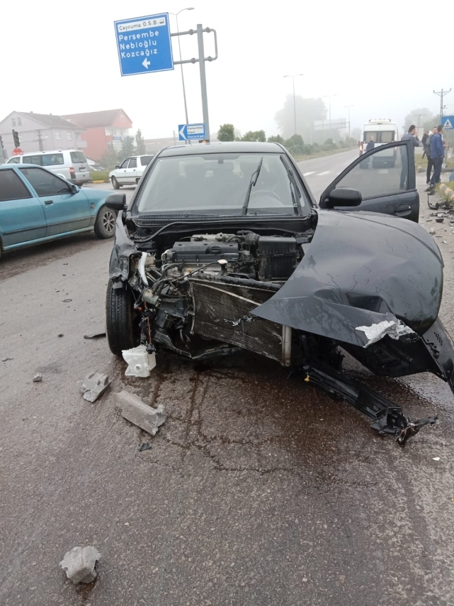 Kavşakta çarpıştılar: 1'i ağır 6 yaralı 2