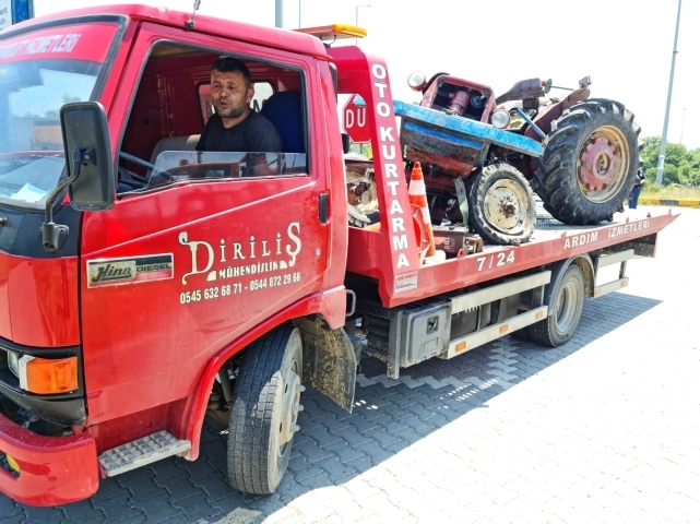 Traktör ile otomobil çarpıştı: 1 ölü, 2 yaralı 5