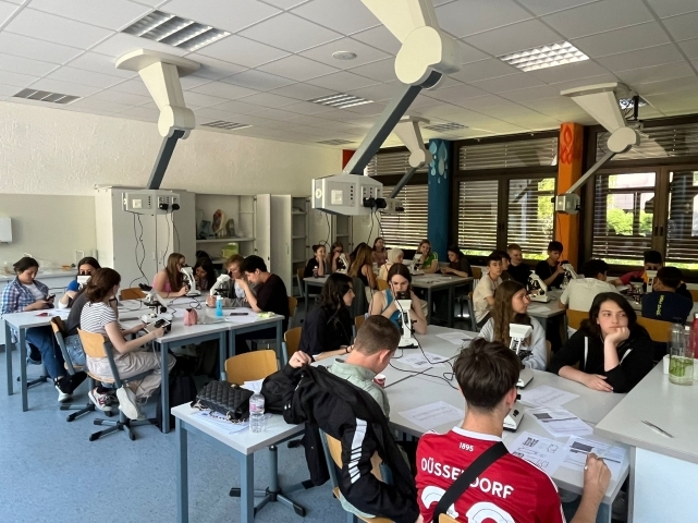 Lise öğrencileri Almanya'da deprem konutu için 6.500 Avroluk çek aldı 5