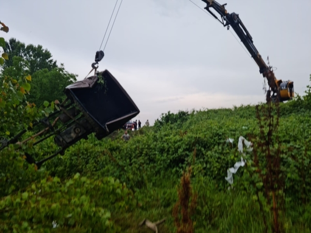 Annesinin cenazesini getirirken kaza yaptılar: 1'i ağır 3 yaralı 4