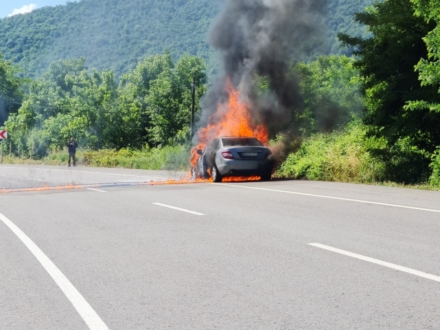 Gurbetçinin kullandığı araç alev alev yandı   4