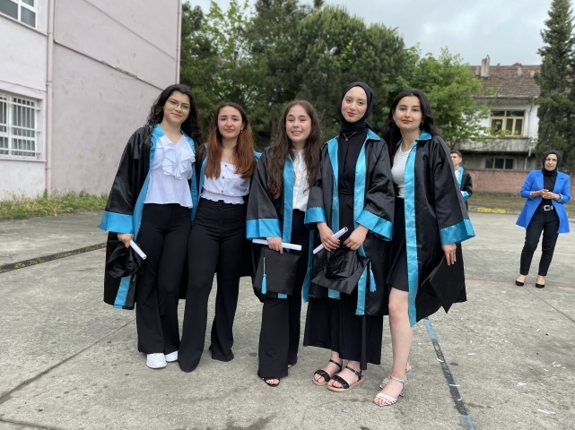 Saltukova ÇPAL öğrencileri kepleri havaya atarak mezuniyeti kutladı 6