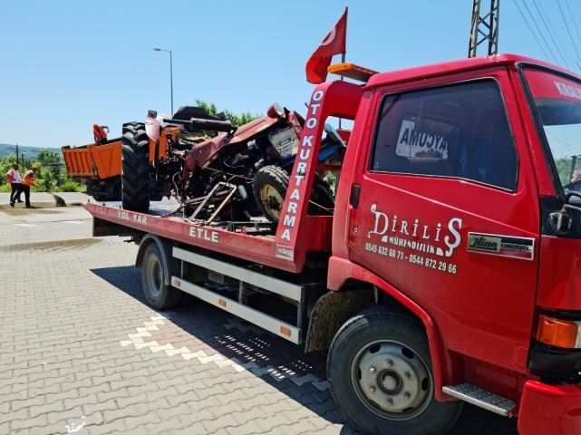 Traktör ile otomobil çarpıştı: 1 ölü, 2 yaralı 4