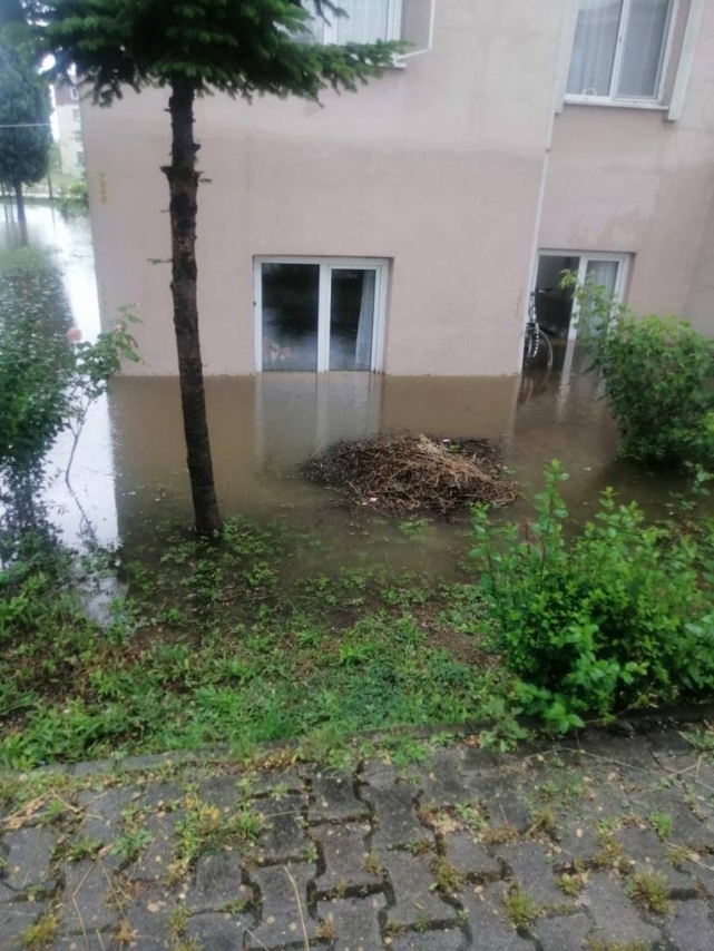 Saltukova'da depremzedelerin evleri sular altında kaldı 1