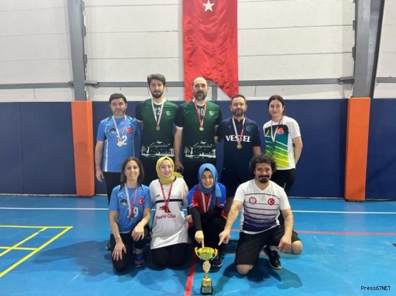 Voleybol turnuvasında Barbaros Kutlutaş Ortaokulu kazandı 2