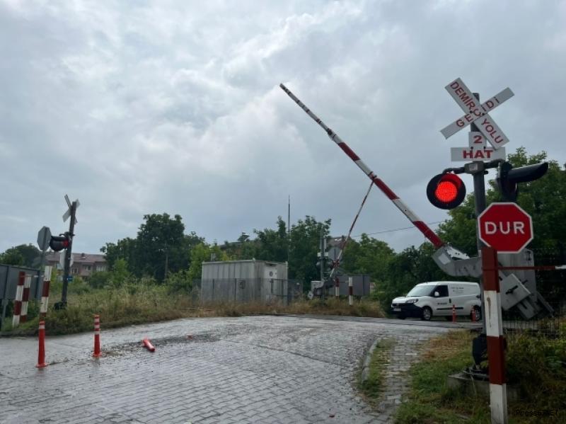 Vatandaş mağdur! Tren yolu hemzemin geçitin bariyer ve sinyali çalışmıyor   1
