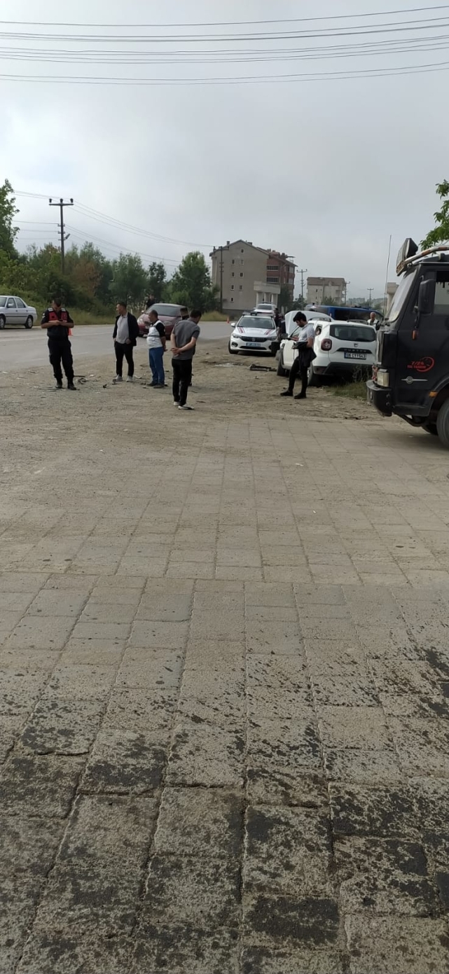 Kafa kafaya çarpışıp, öğrenci servis aracına vurdular 1