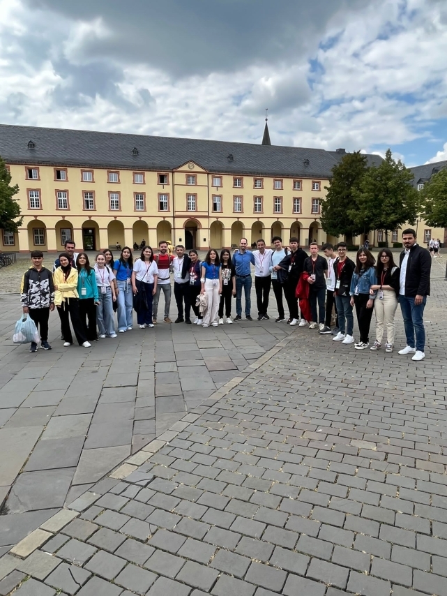 Lise öğrencileri Almanya'da deprem konutu için 6.500 Avroluk çek aldı 2