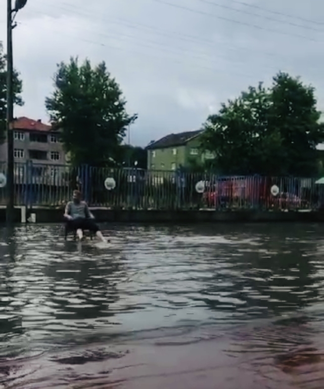 Yolu su bastı, vatandaş balık tuttu esnaf ise sandalyesini alıp keyif yaptı 2