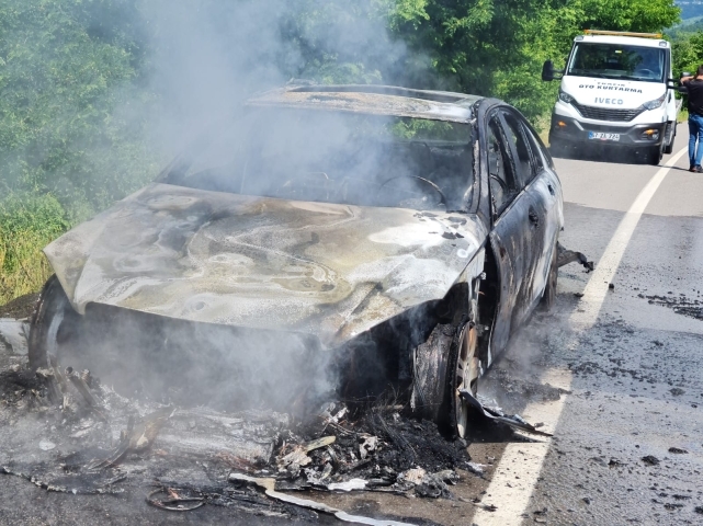 Gurbetçinin kullandığı araç alev alev yandı   1