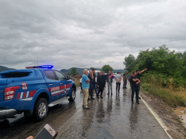 Sağanak yağış sonrası Filyos yolunu su bastı 4