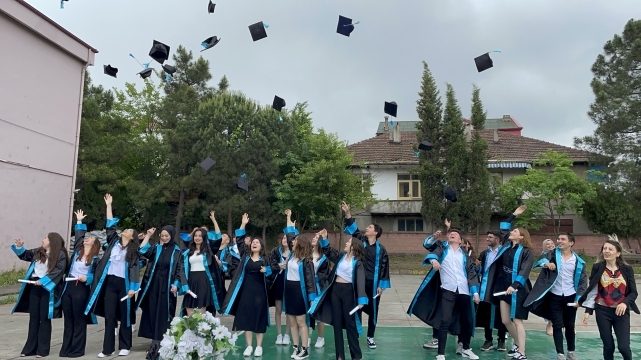Saltukova ÇPAL öğrencileri kepleri havaya atarak mezuniyeti kutladı 5