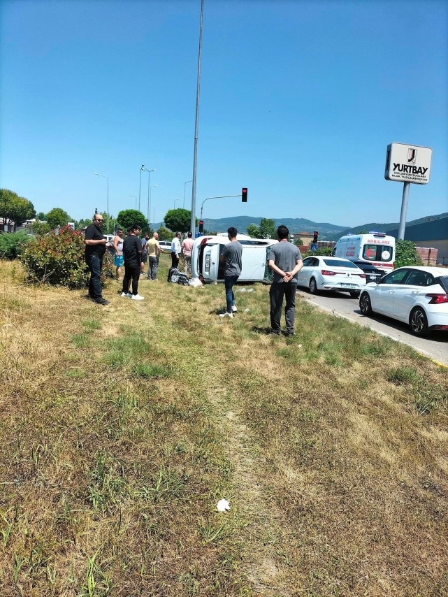 Traktör ile otomobil çarpıştı.. Yaralılar var! 1