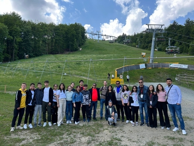 Lise öğrencileri Almanya'da deprem konutu için 6.500 Avroluk çek aldı 4