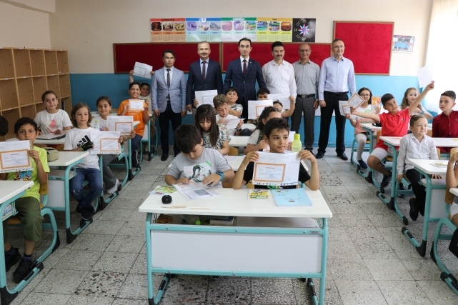 Öğrencilerin karne sevinci 1