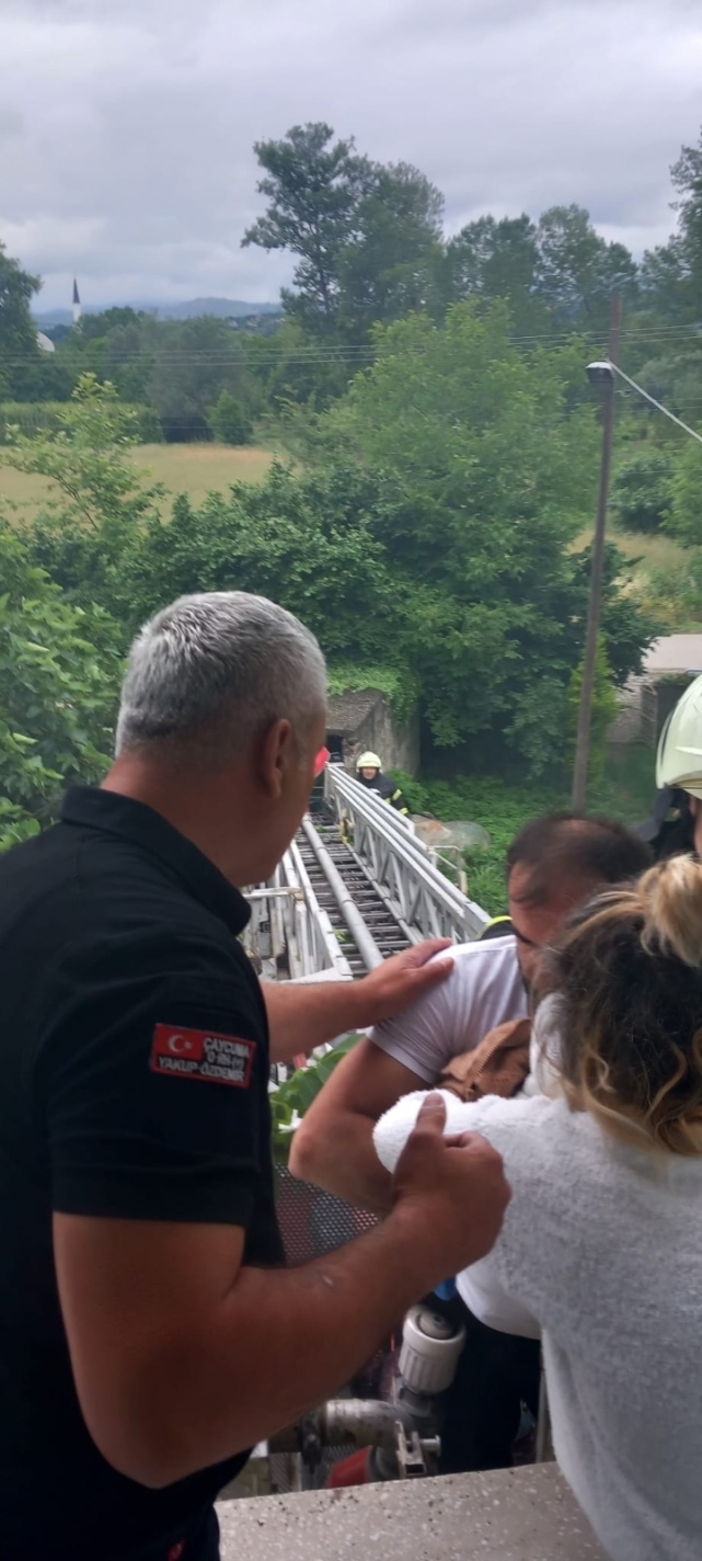 Yangında mahsur kalan 1'i bebek 7 kişiyi itfaiye kurtardı 2