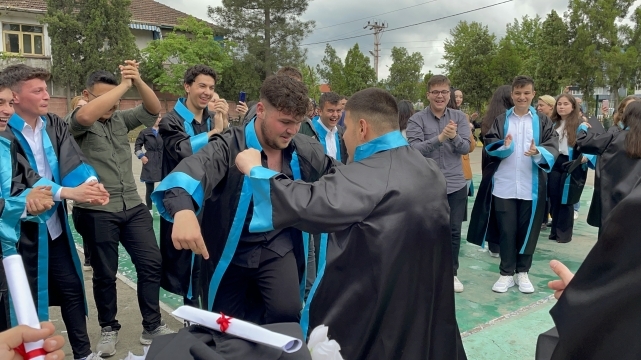 Saltukova ÇPAL öğrencileri kepleri havaya atarak mezuniyeti kutladı 7