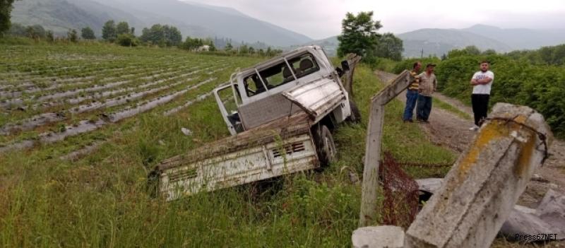 Direksiyon hakimiyetini kaybetti tarlaya girdi   2