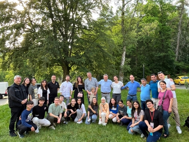 Lise öğrencileri Almanya'da deprem konutu için 6.500 Avroluk çek aldı 3