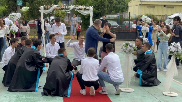 Saltukova ÇPAL öğrencileri kepleri havaya atarak mezuniyeti kutladı 8