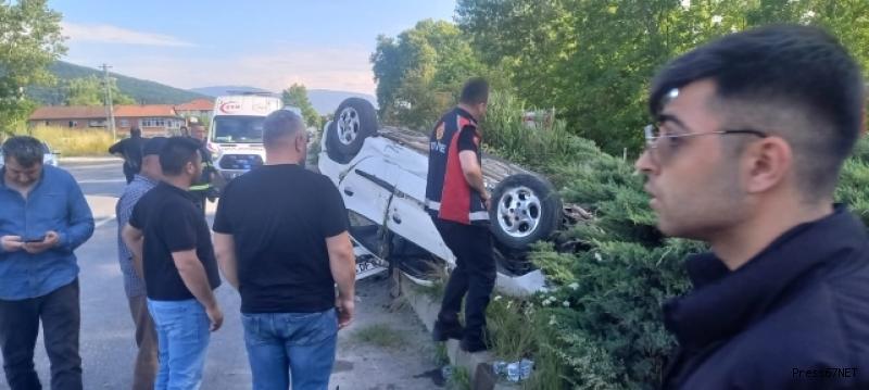 Direksiyon hakimiyetini kaybetti orta refüje çıkarak takla attı:3 yaralı   6