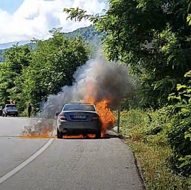 Gurbetçinin kullandığı araç alev alev yandı   3