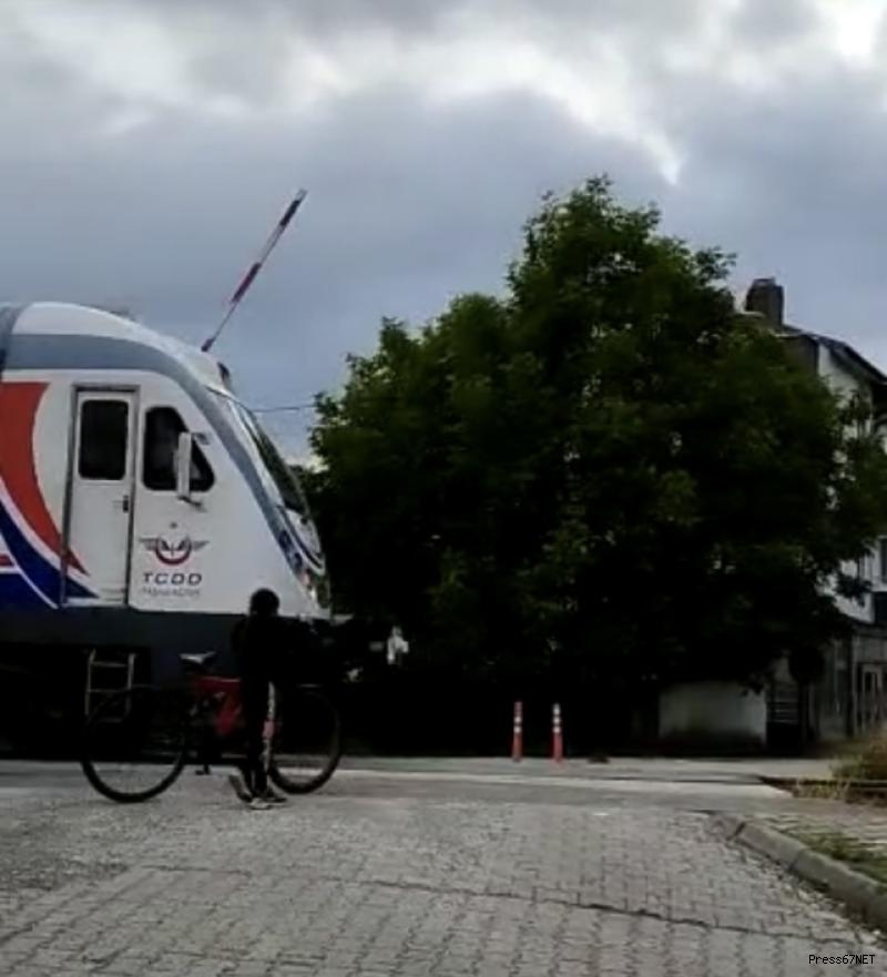 Vatandaş mağdur! Tren yolu hemzemin geçitin bariyer ve sinyali çalışmıyor   2