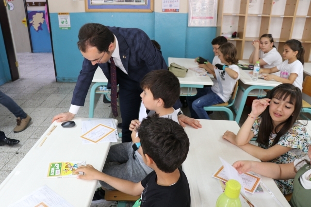 Öğrencilerin karne sevinci 2