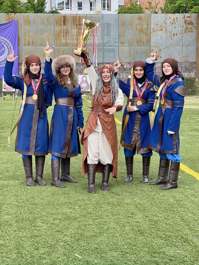 Okçuluk yarışmasında kuzenler şampiyon oldu 2