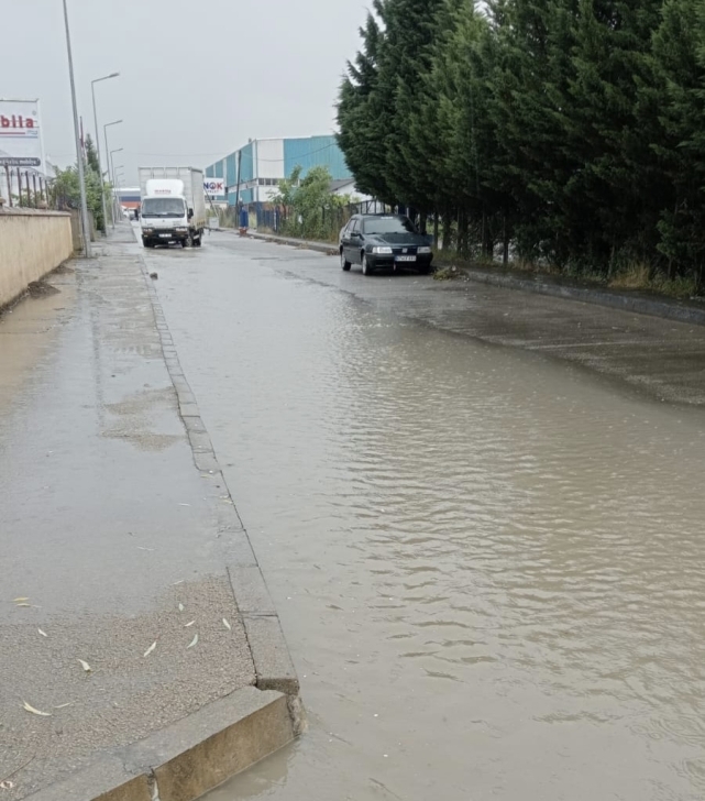 Sağanak yolları göle çevirdi 2