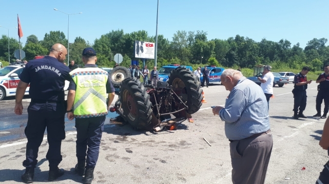 Traktör ile otomobil çarpıştı: 1 ölü, 2 yaralı 2
