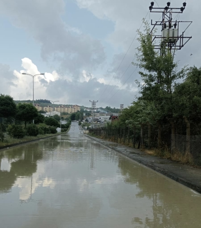 Sağanak yolları göle çevirdi 3