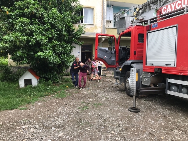 Yangında mahsur kalan 1'i bebek 7 kişiyi itfaiye kurtardı 1