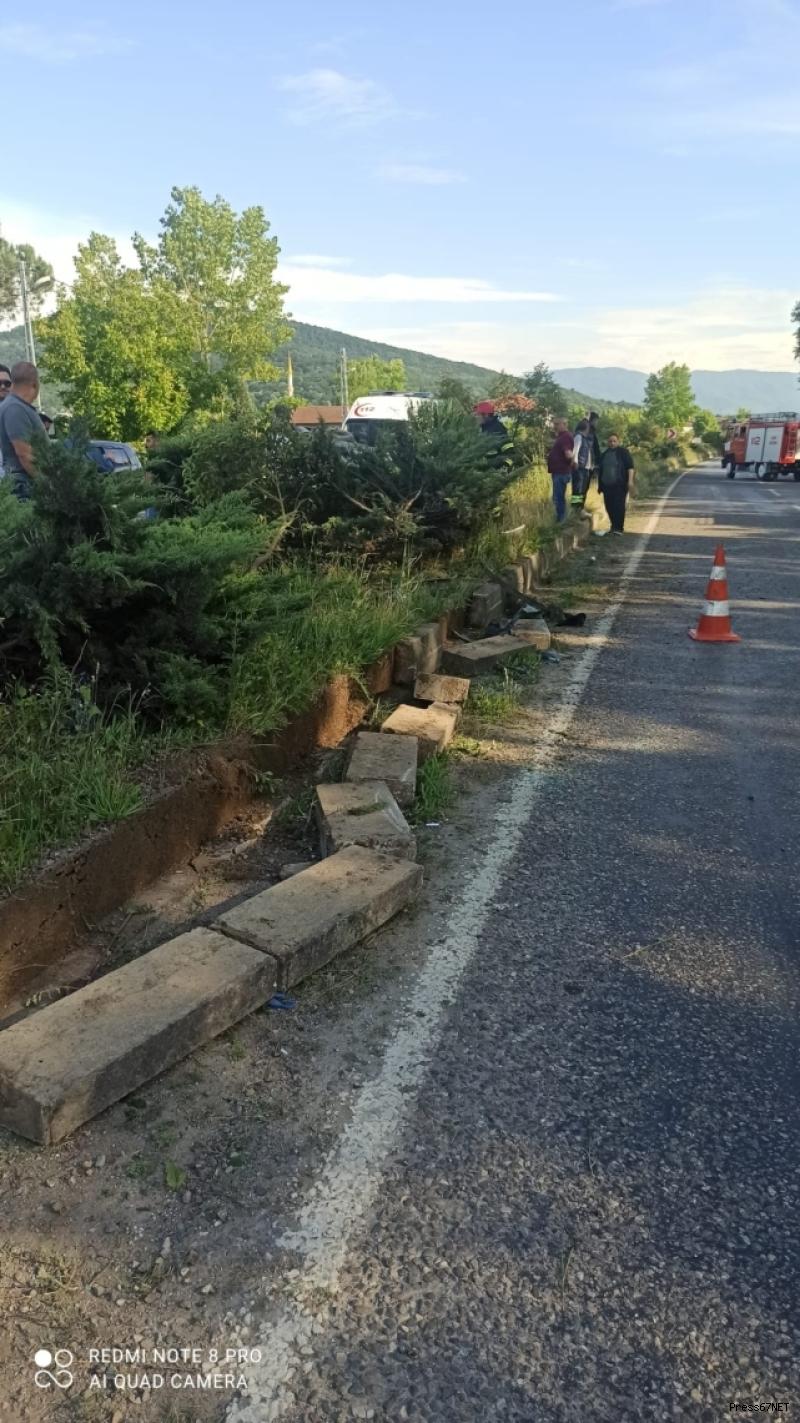 Direksiyon hakimiyetini kaybetti orta refüje çıkarak takla attı:3 yaralı   4