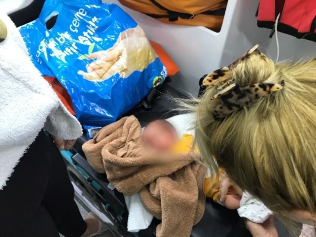 Yangında mahsur kalan 1'i bebek 7 kişiyi itfaiye kurtardı 4