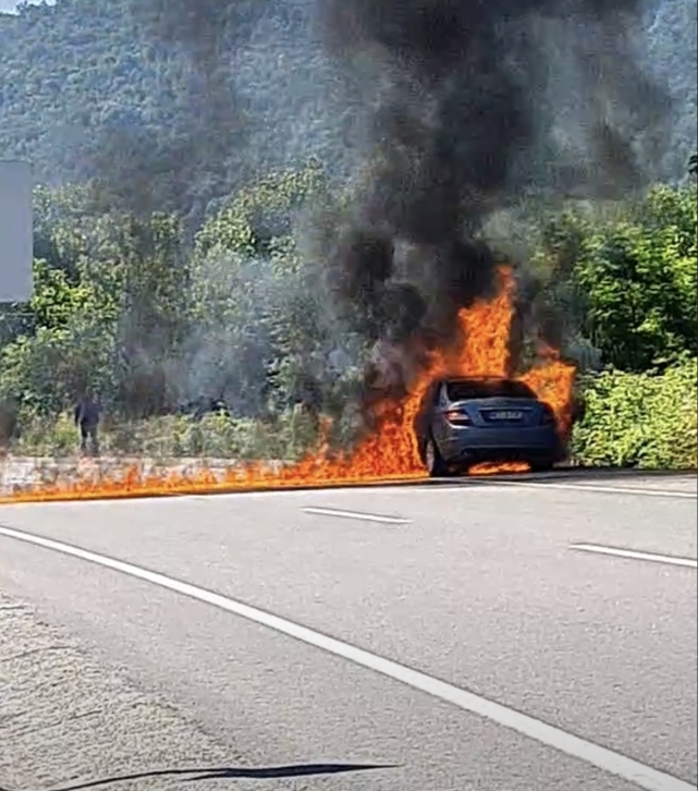 Gurbetçinin kullandığı araç alev alev yandı   2