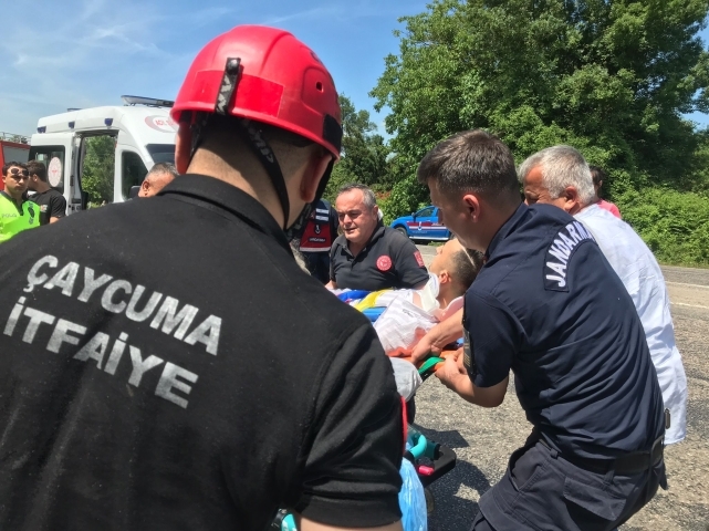 Tatile giden sürücü aracıyla takla attı:1’i ağır 6 yaralı 1