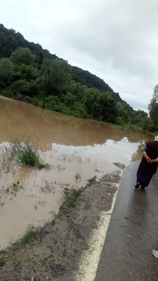 Sağanak yağış sonrası Filyos yolunu su bastı 2