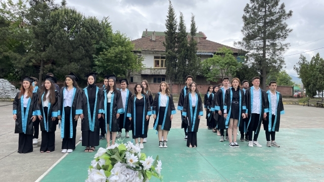 Saltukova ÇPAL öğrencileri kepleri havaya atarak mezuniyeti kutladı 1