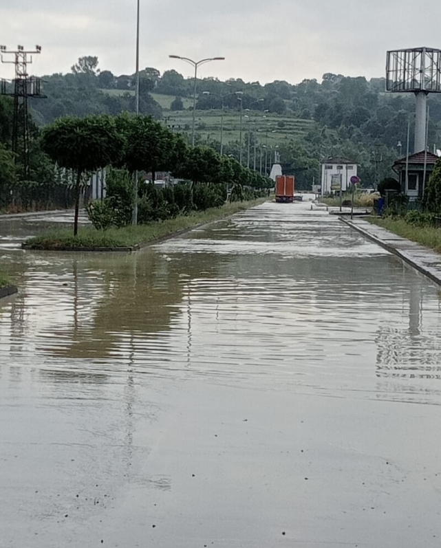 Sağanak yolları göle çevirdi 1