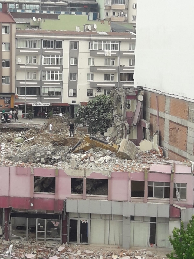Beton yıkan kepçe binada yan yattı! 2